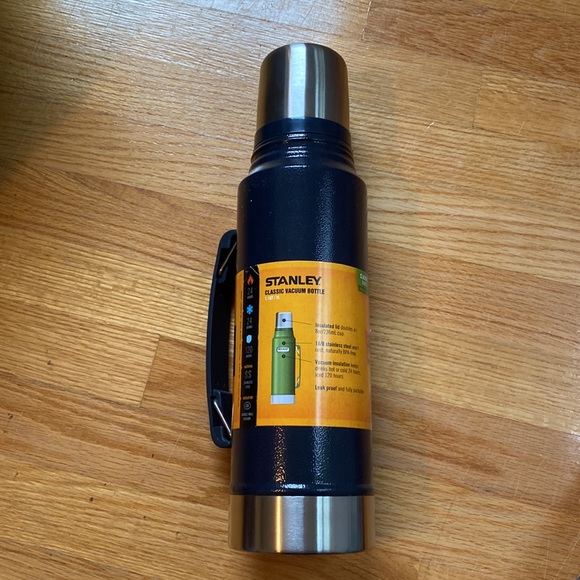 New Stanley thermos 1.1 quart 1 liter - Picture 2 of 2